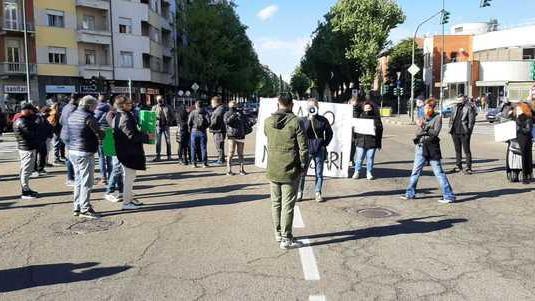 Covid: protestano ambulanti mercati Torino, bloccata via