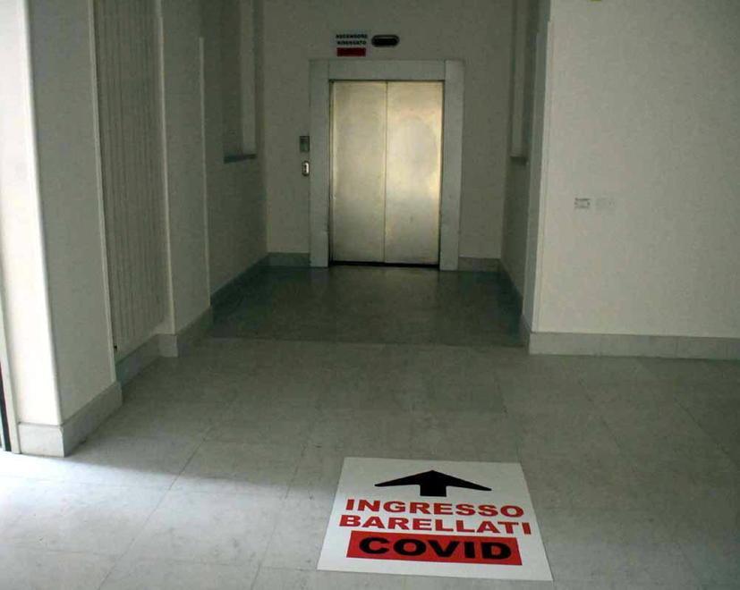 L’accesso al reparto di cure intermedie al vecchio ospedale massese
