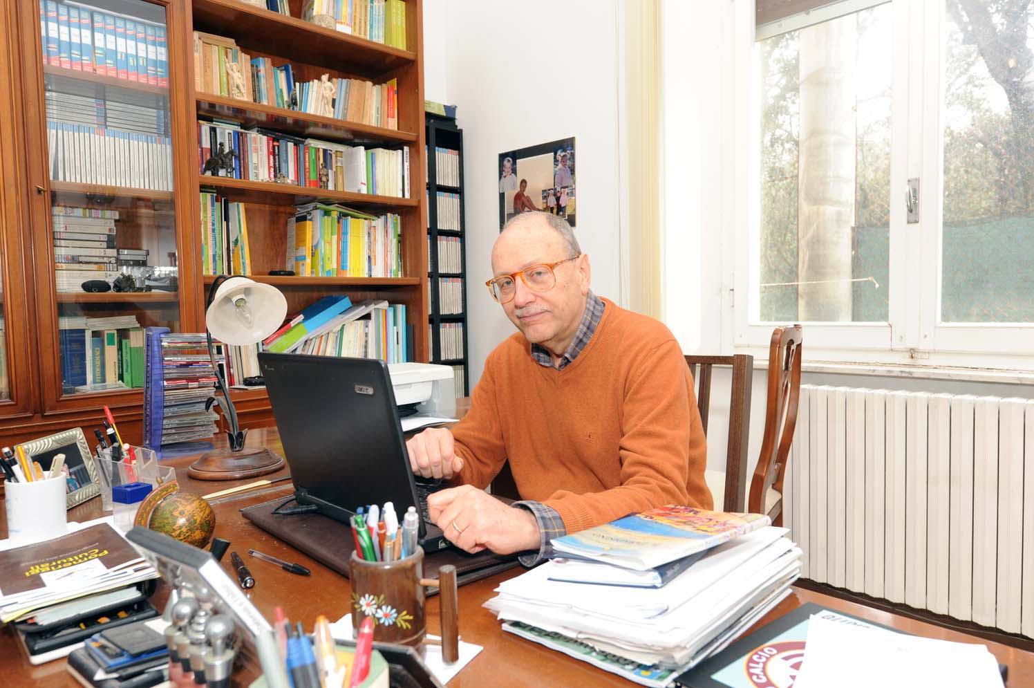 Il poeta Fabio Camerini, anche scrittore, dopo una vita passata ad insegnare matematica