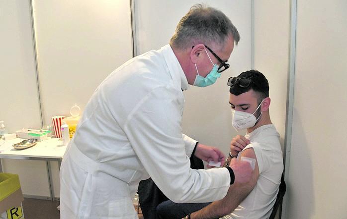 Settimo Nizzi mentre somministra un vaccino