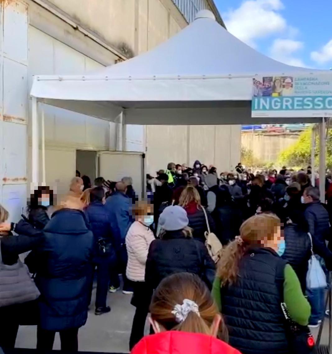 Covid, Sassari: fila di 100 persone e ritardi di due ore nell'hub per le vaccinazioni