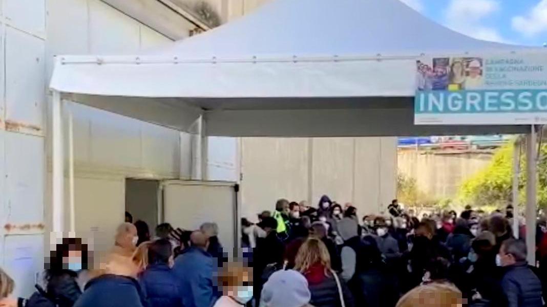 Covid, Sassari: fila di 100 persone e ritardi di due ore nell'hub per le vaccinazioni