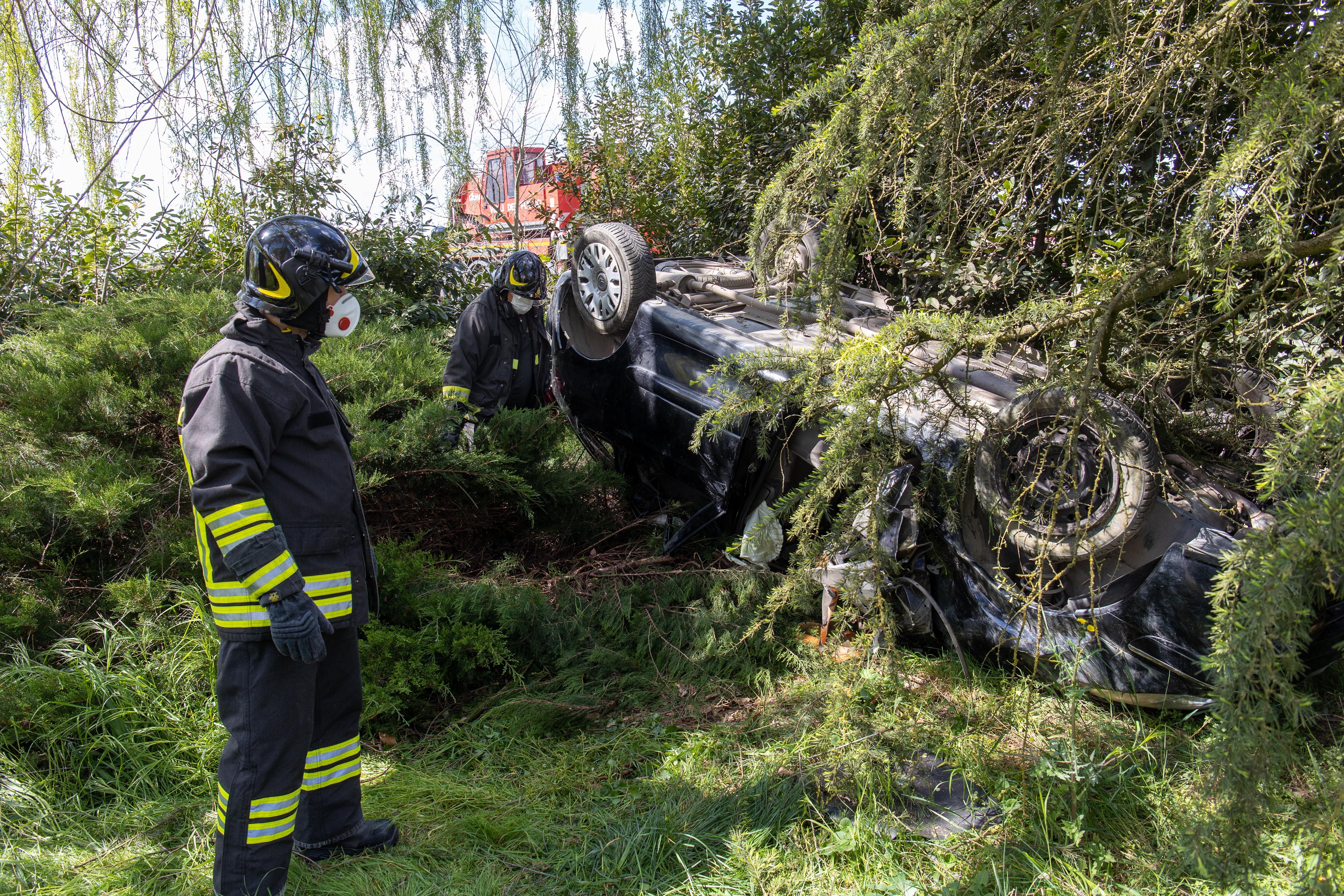 San Bartolomeo: esce di strada, cappotta e finisce in un cortile 