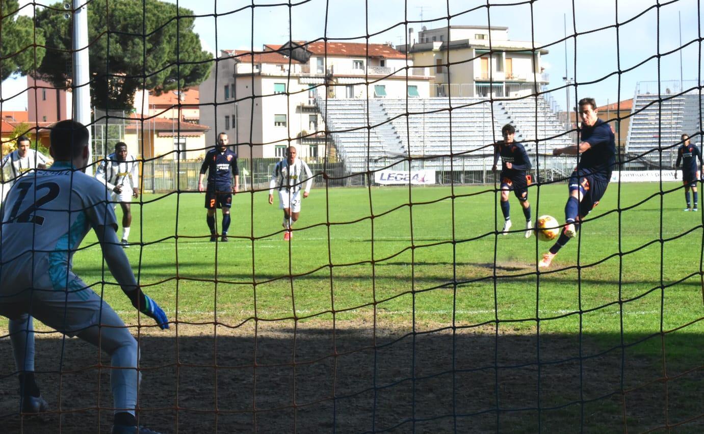 Il rigore trasformato da Matteo Chinellato all'85' (Foto Gori)