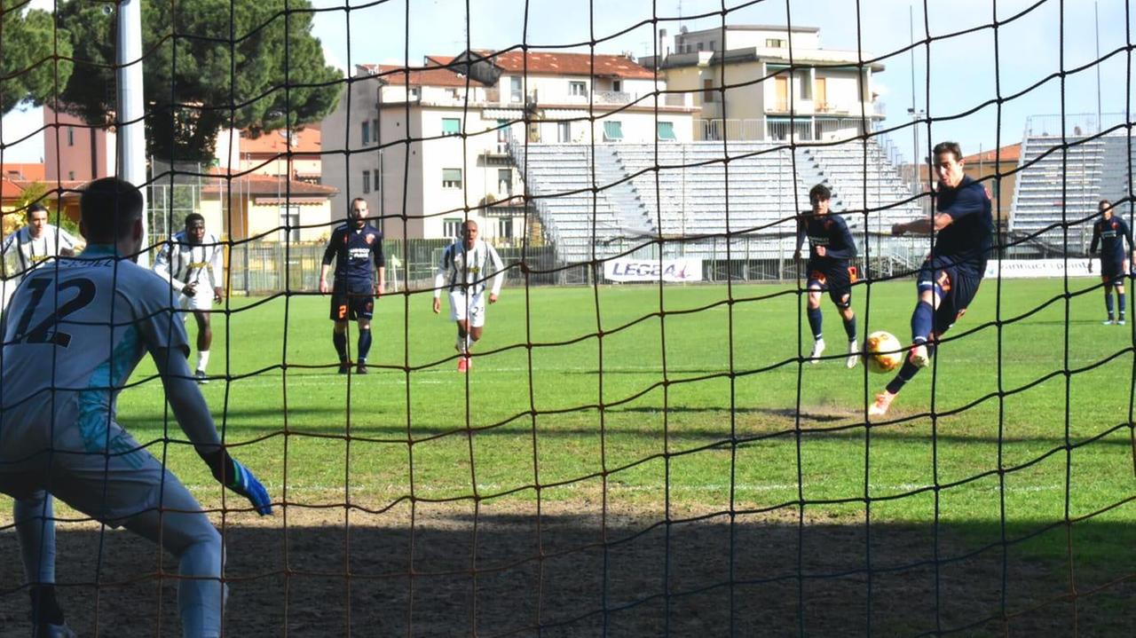 Il rigore trasformato da Matteo Chinellato all'85' (Foto Gori)