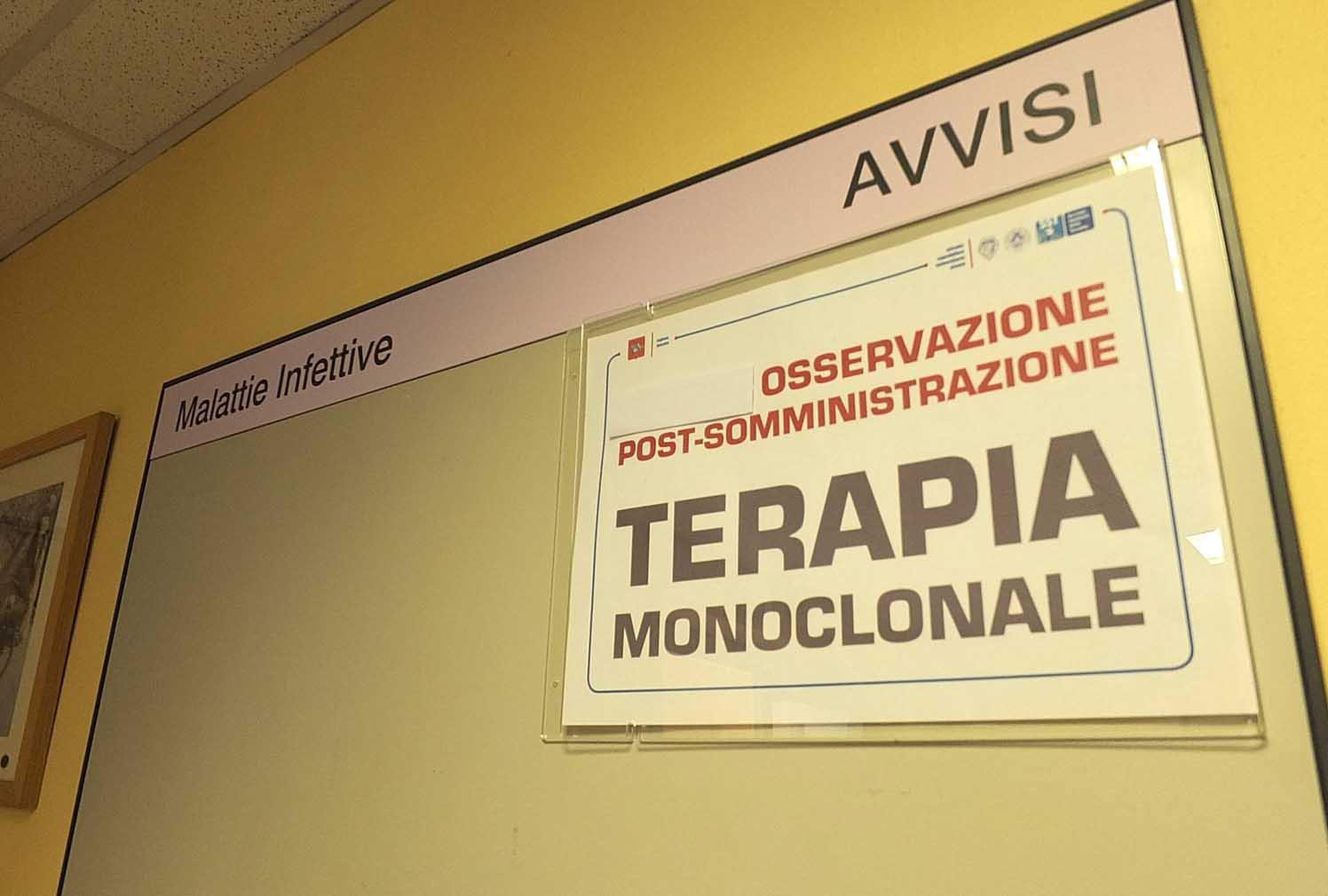 Un avviso in un ospedale per la terapia monoclonale (foto Muzzi)