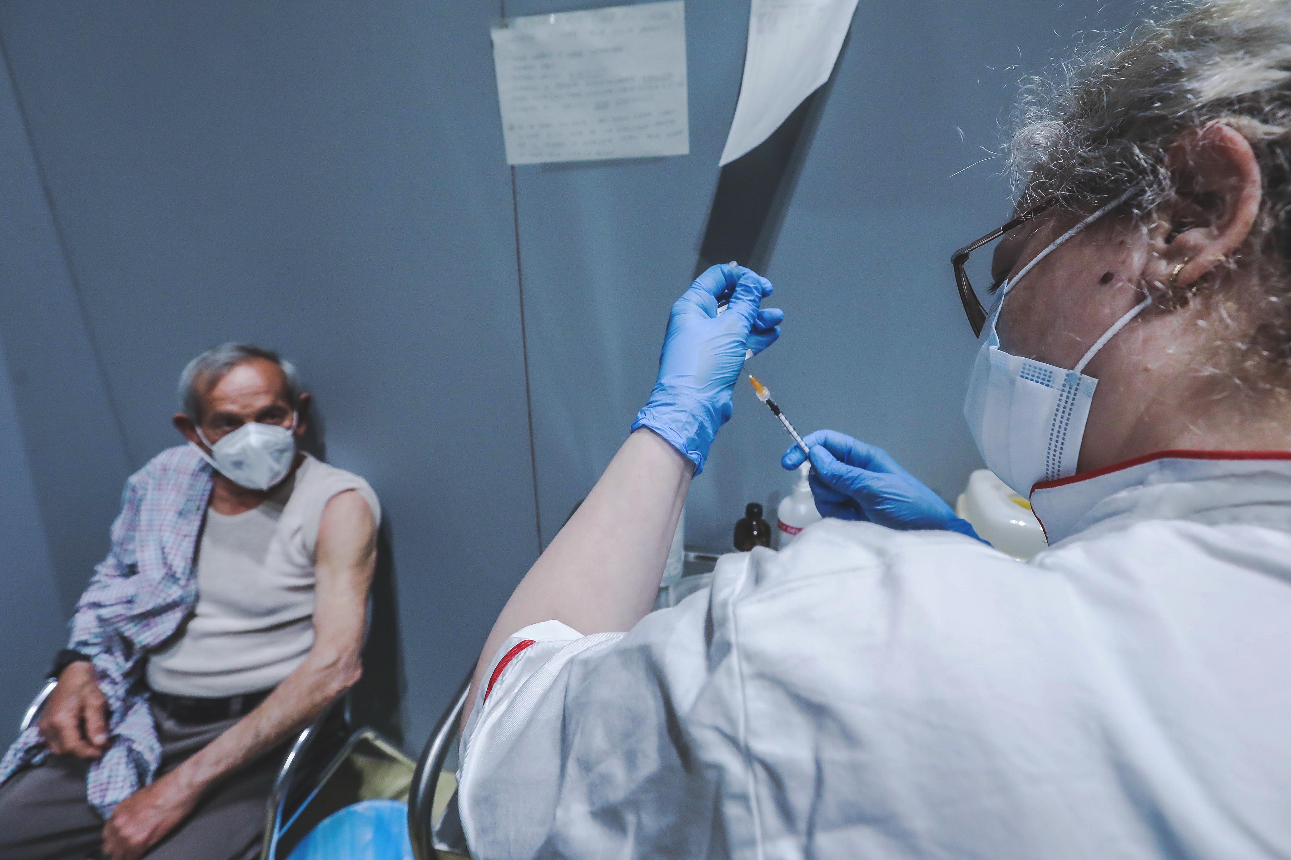 Fragilissimi, aperta la prenotazione per 20mila dosi. In un'ora seimila prenotazioni