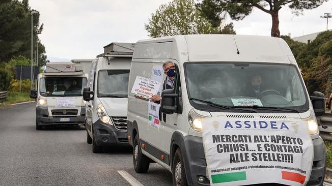 Covid: ambulanti sfilano a Firenze, 1.280 furgoni in corteo