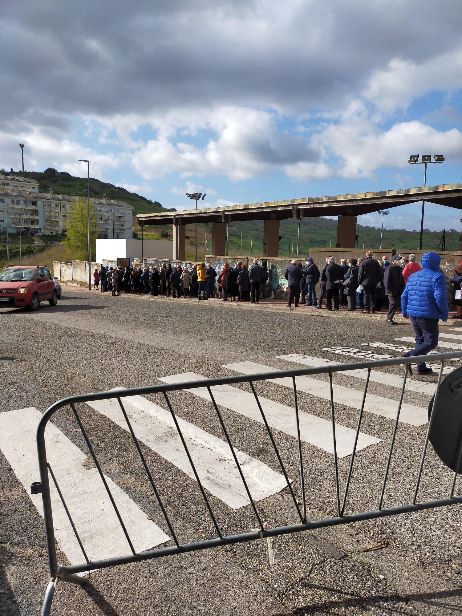 Vaccini, centinaia di 80enni assembrati al freddo a Nuoro