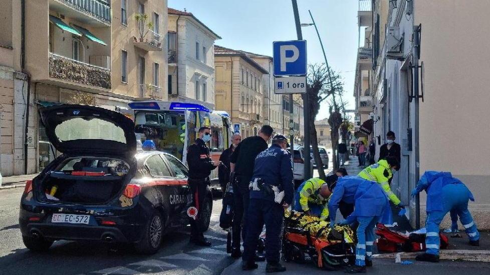 Accoltellato in pieno giorno in città: due fermati, uno è un minorenne