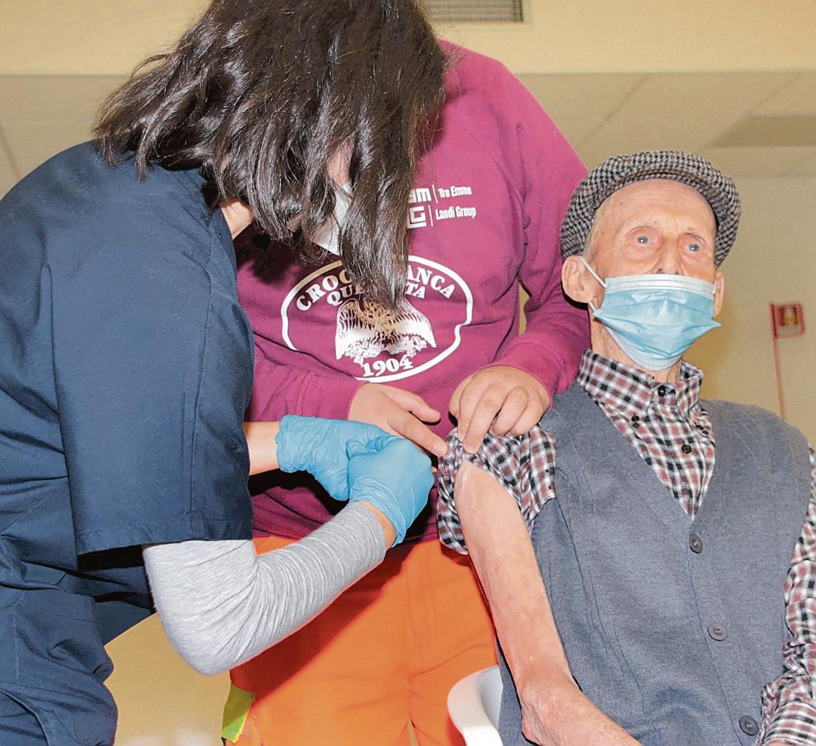 Una vaccinazione negli ambulatori di Querceta