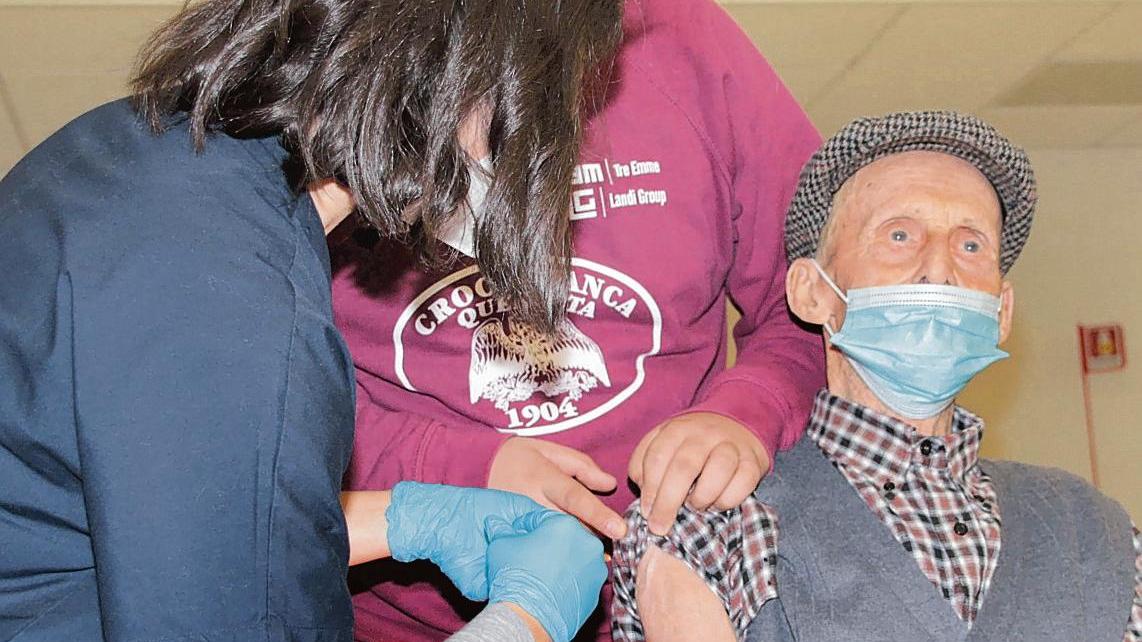 Una vaccinazione negli ambulatori di Querceta