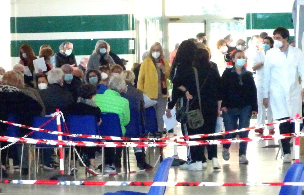 Gente in attesa della vaccinazione alla Cattedrale Ex Breda di Pistoia (Foto Lorenzo Gori)