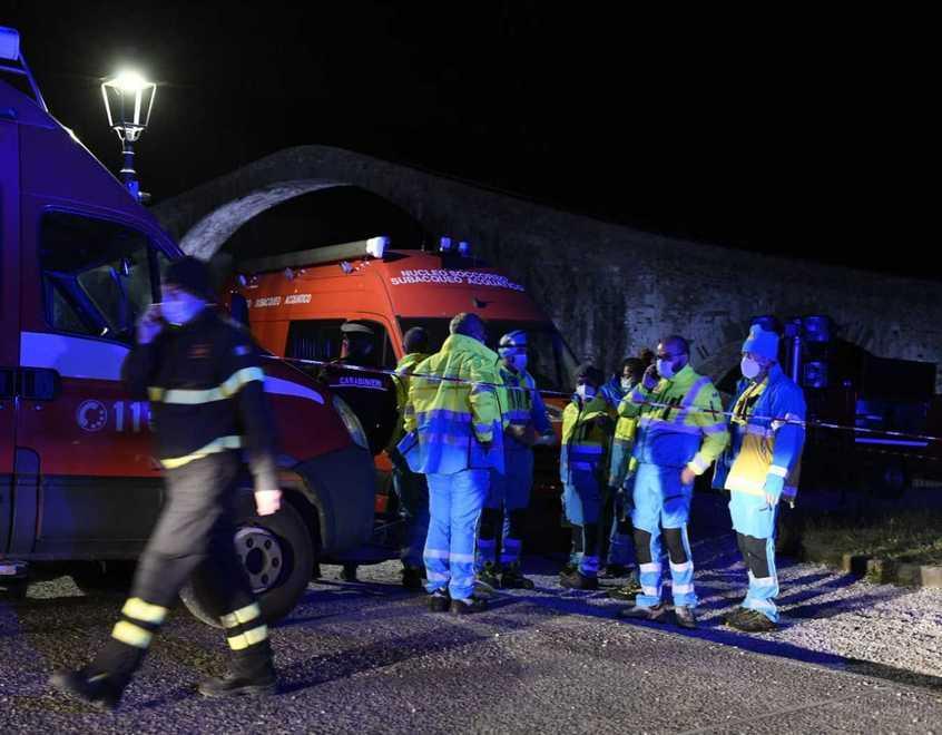 Gli inquirenti non trovano lettere che spiegano i motivi del suicidio 
