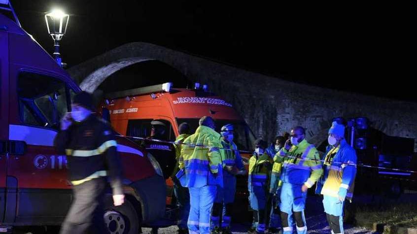 Gli inquirenti non trovano lettere che spiegano i motivi del suicidio