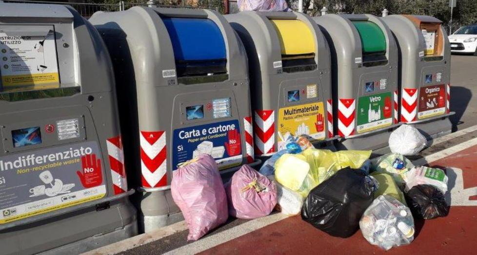Rifiuti fuori dai cassonetti 