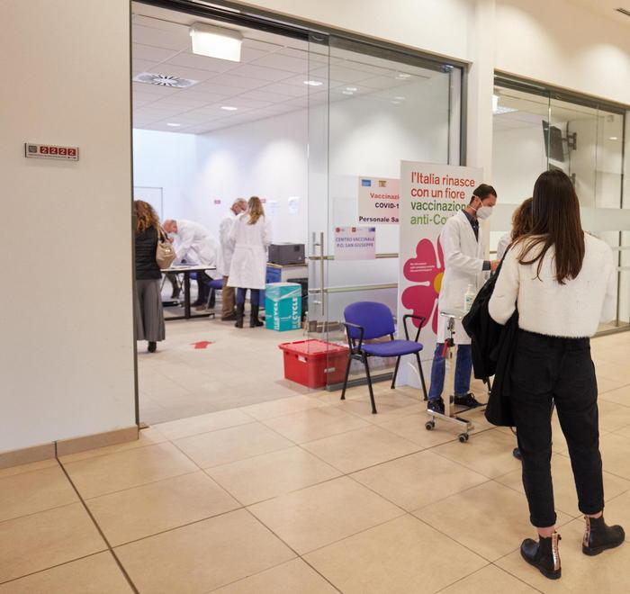 Torna al completo l’ospedale tre morti, 1.436 nuovi vaccinati 