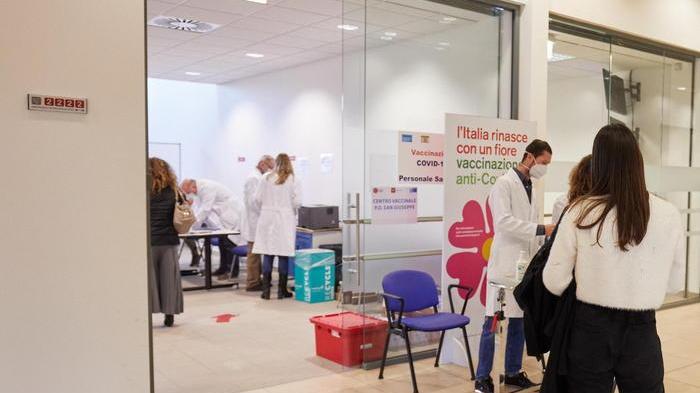 Torna al completo l’ospedale tre morti, 1.436 nuovi vaccinati