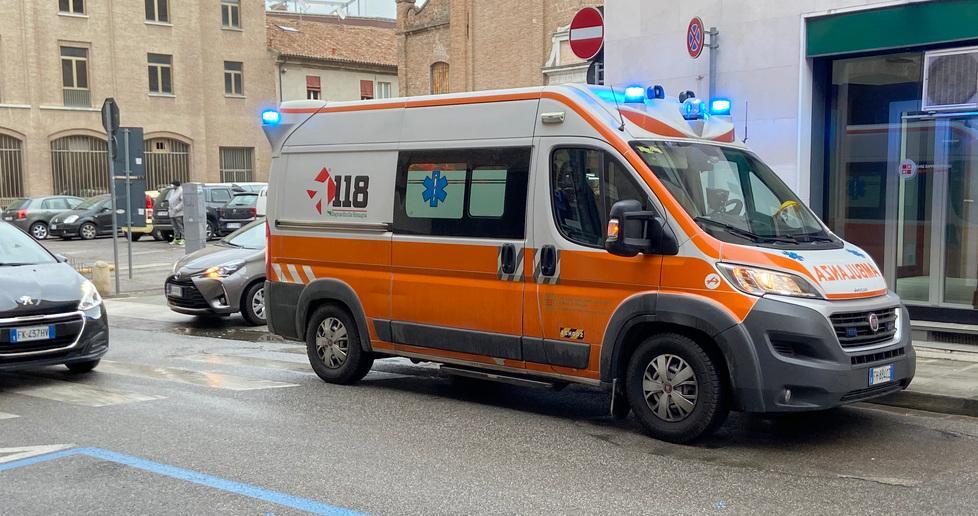 Malore in auto, arriva il 118 