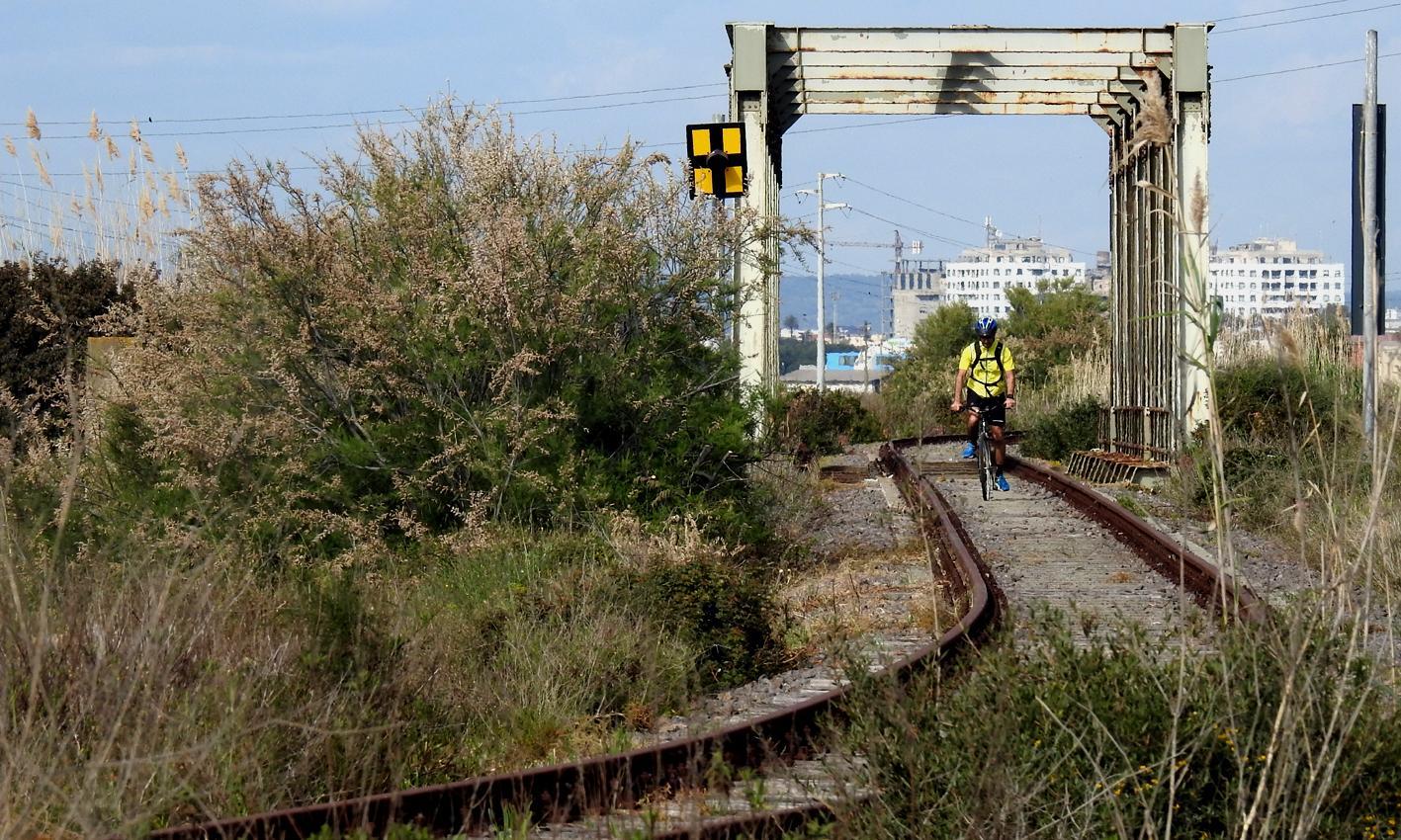 In bicicletta sui binari dismessi