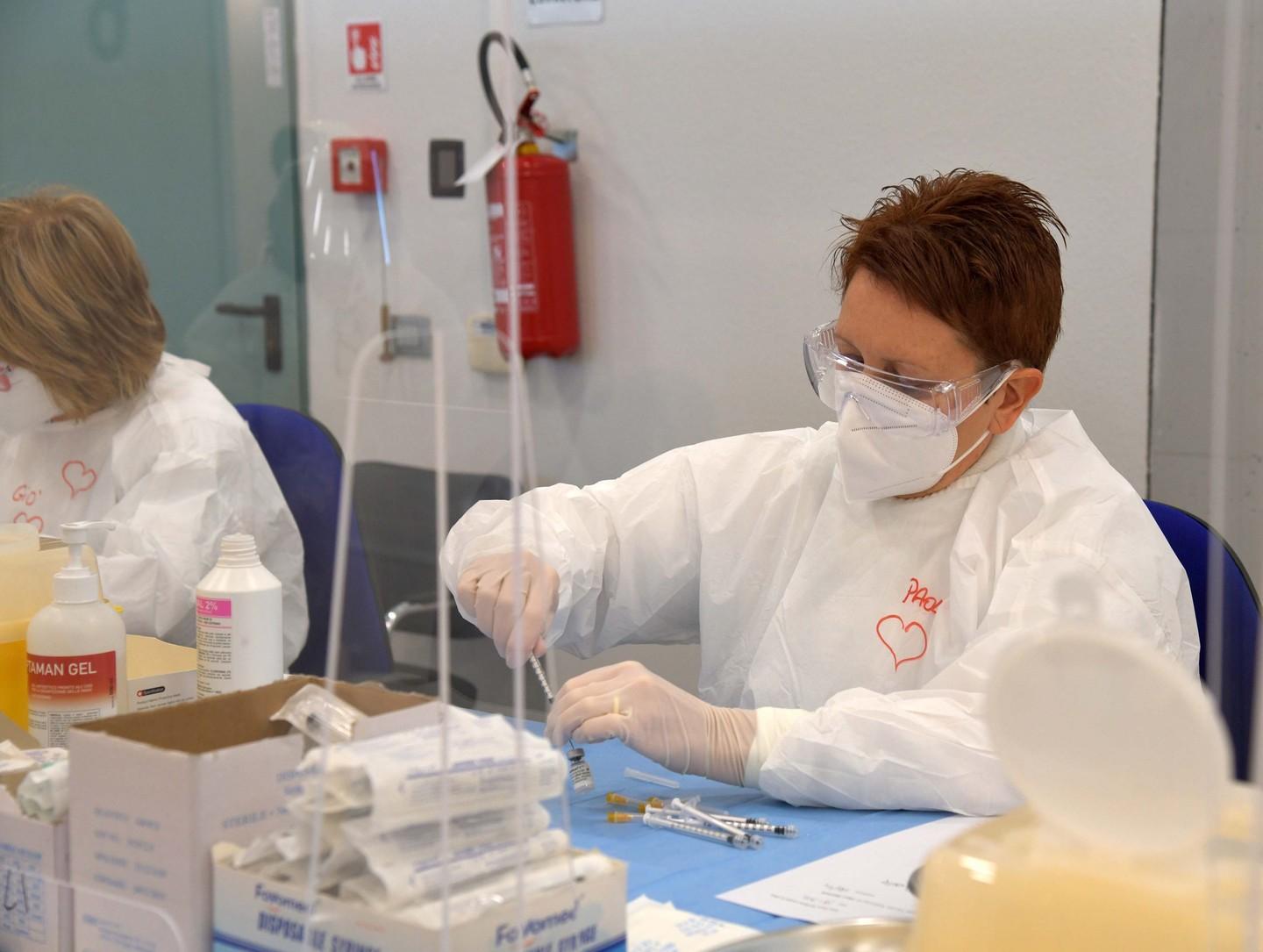 I cittadini tra i 18 e i 64 anni possono prenotare il vaccino