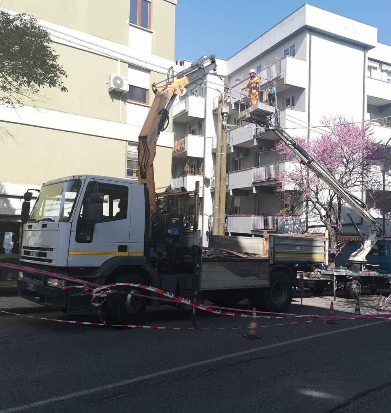 Palo pericolante a causa del forte vento attimi di paura in via monsignor Melas