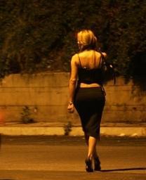 La escort è una trans cliente si tira indietro ma viene minacciato 