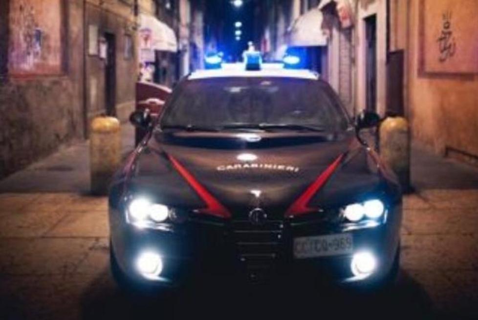 Carpi Entra in casa con un pretesto picchia e violenta una donna. 
