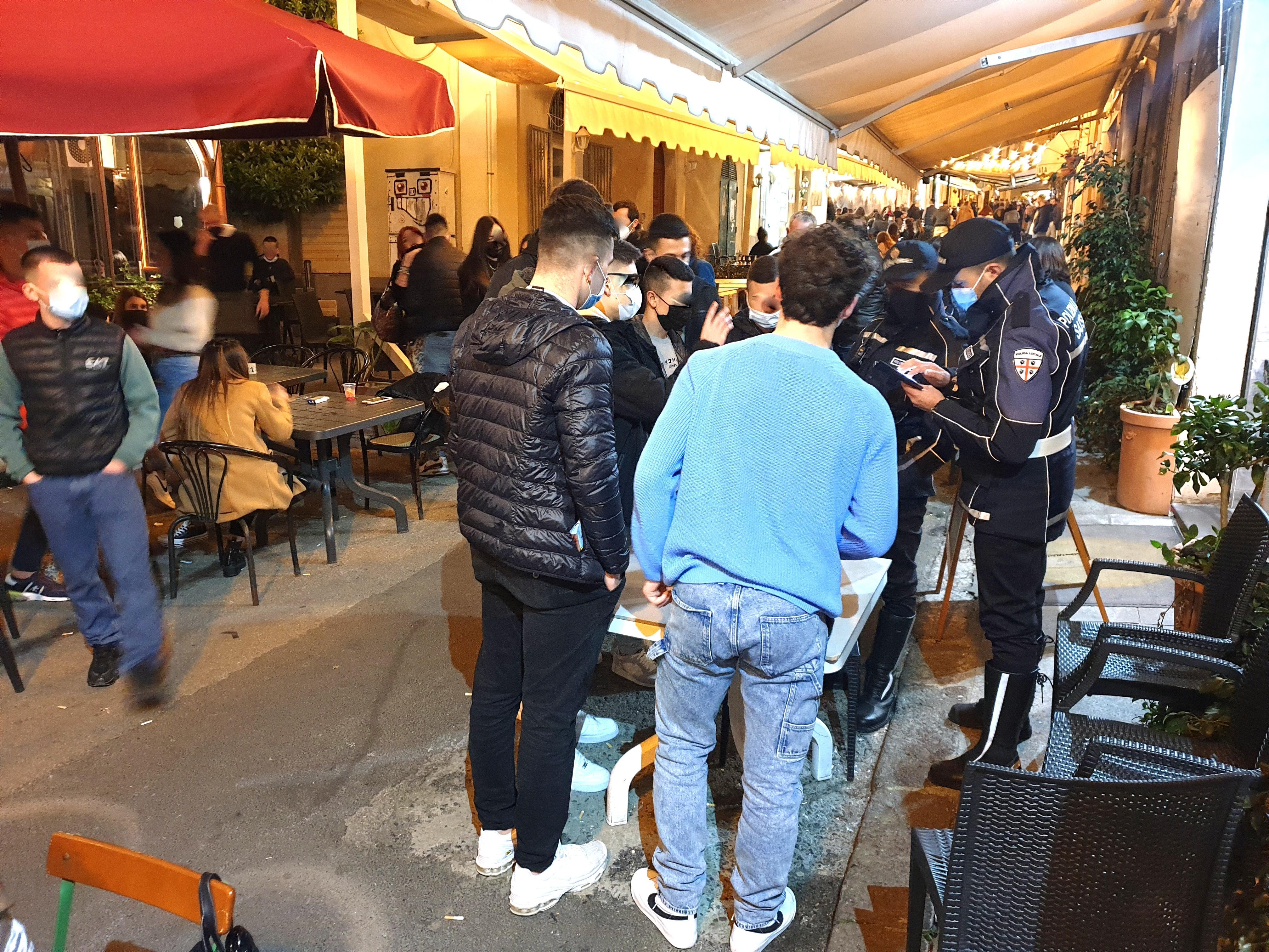 Gli strappi alle regole alleati del virus 