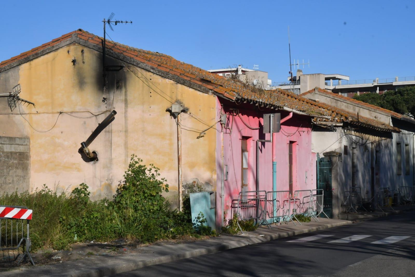 Oristano, incendio distrugge un capannone al fianco delle case abitate dai rom in via Rockefeller 
