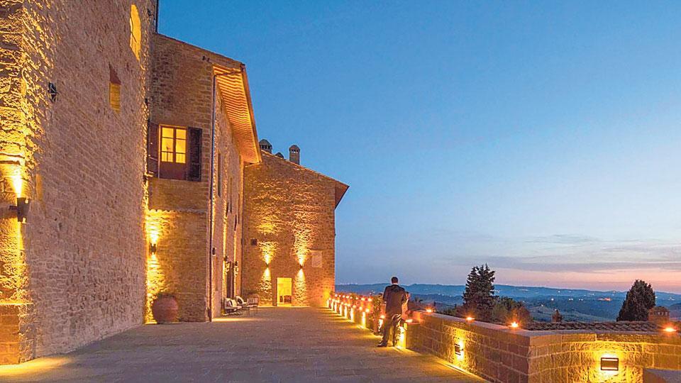 Un sogno in vendita: i tedeschi mollano Castelfalfi, il gioiello del turismo toscano 
