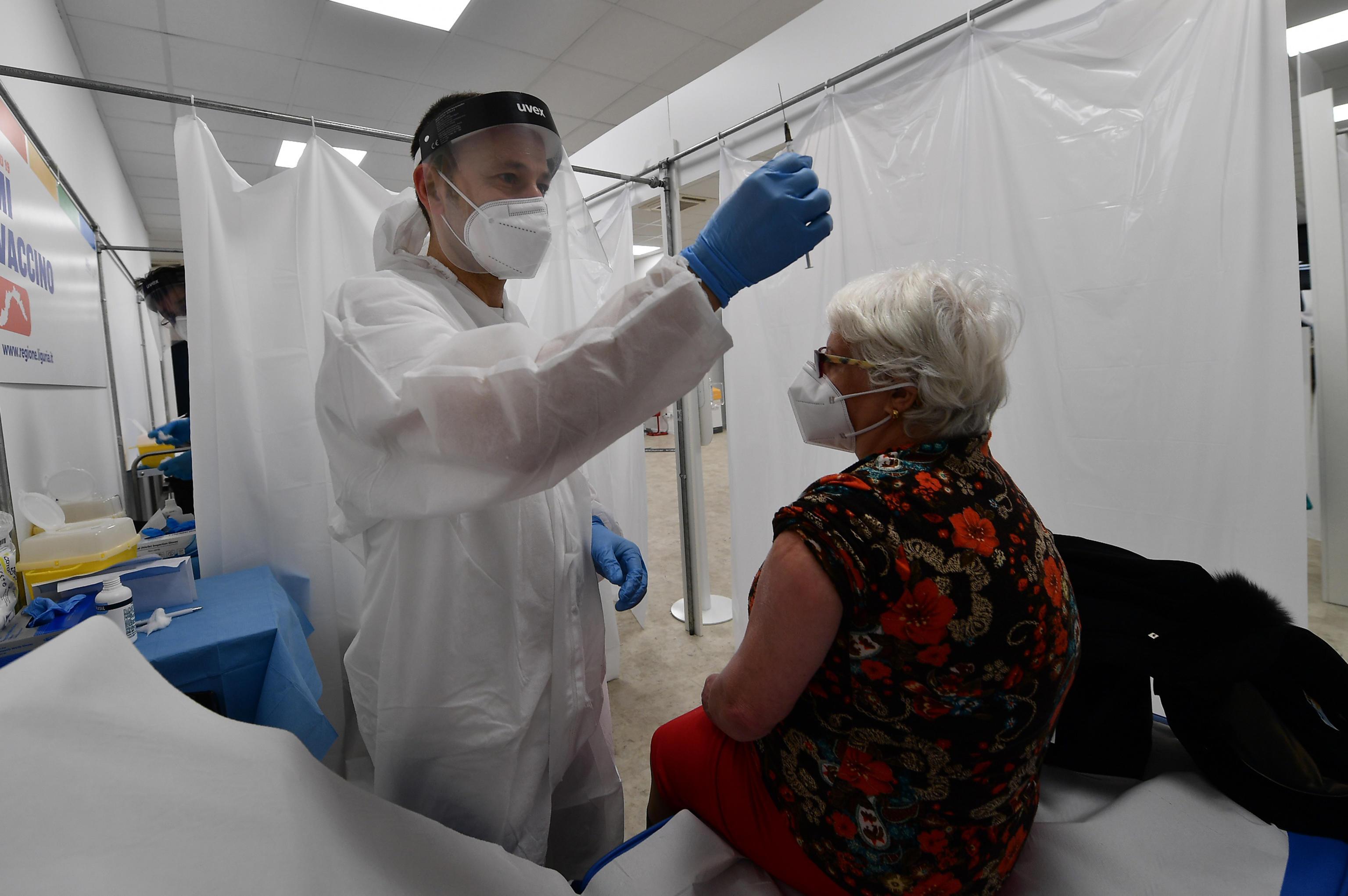 Vaccini, arrivano le scorte nell'isola: nelle ultime 24 ore 8339 dosi somministrate 