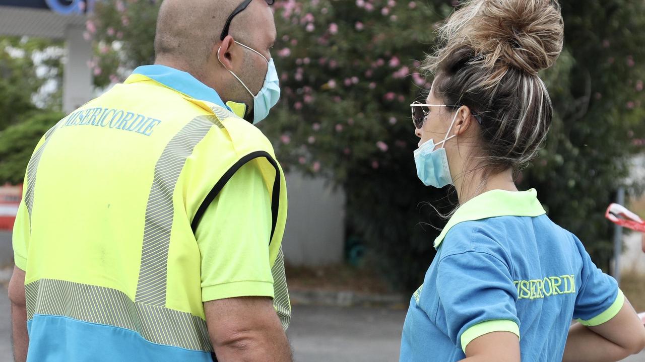 Due volontari della Misericordia di via Verdi impegnati in un soccorso (foto Marzi)