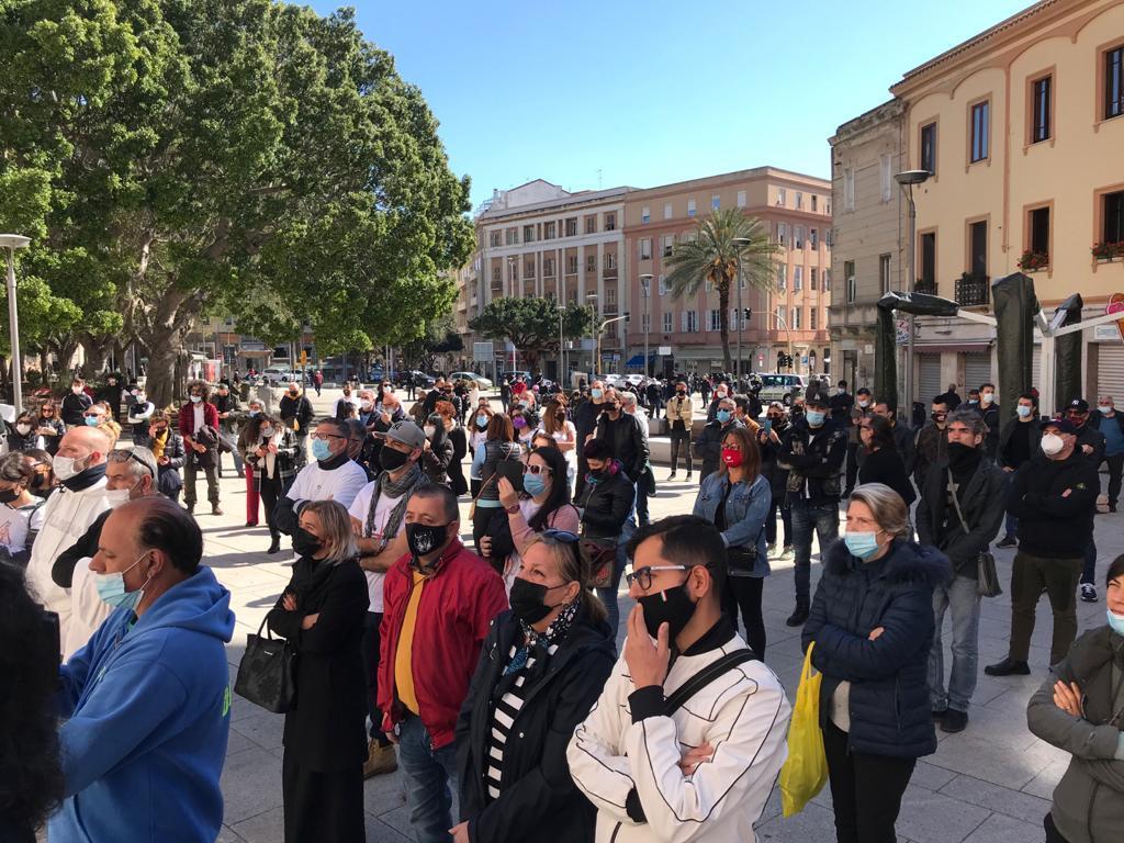 I titolari e lavoratori delle attività chiuse si sono ritrovati in piazza a Cagliari (foto mario rosas)