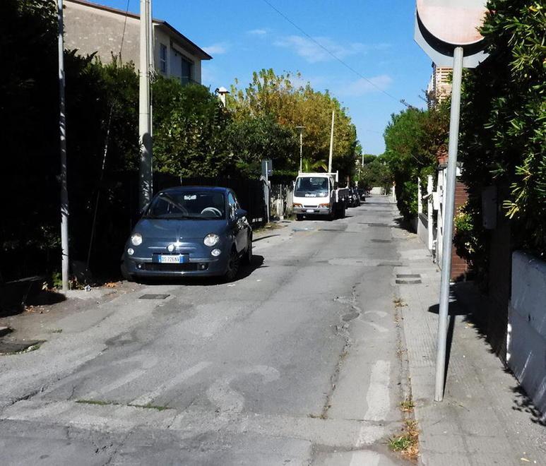 Minacciano i senzatetto incendiando le coperte 