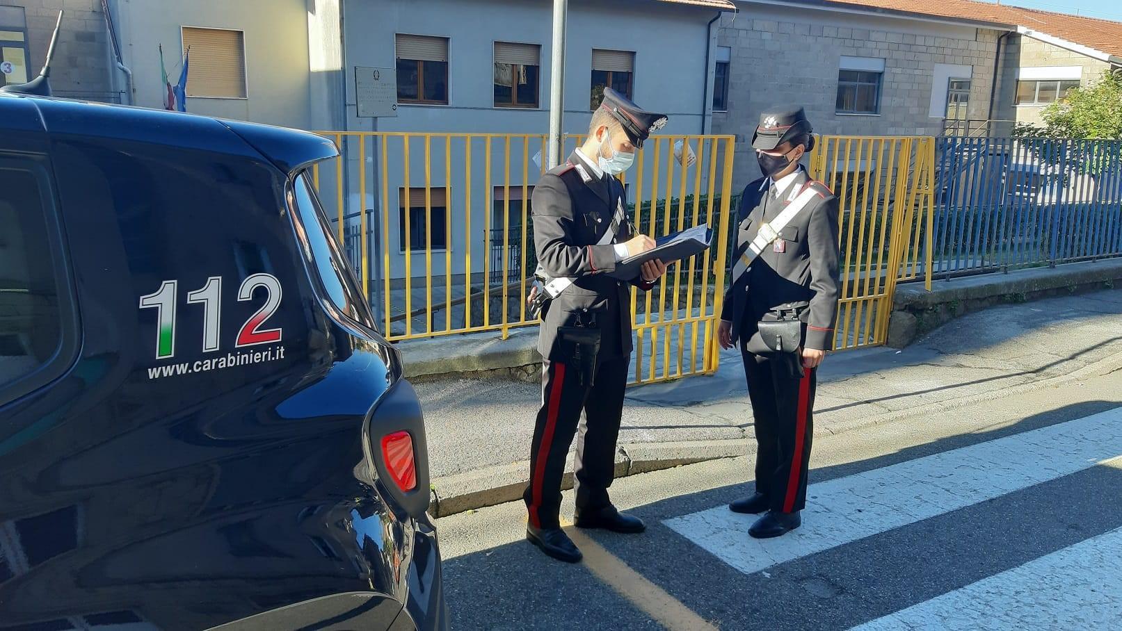 Prende a bastonate un'auto mettendo in fuga il guidatore: denunciato