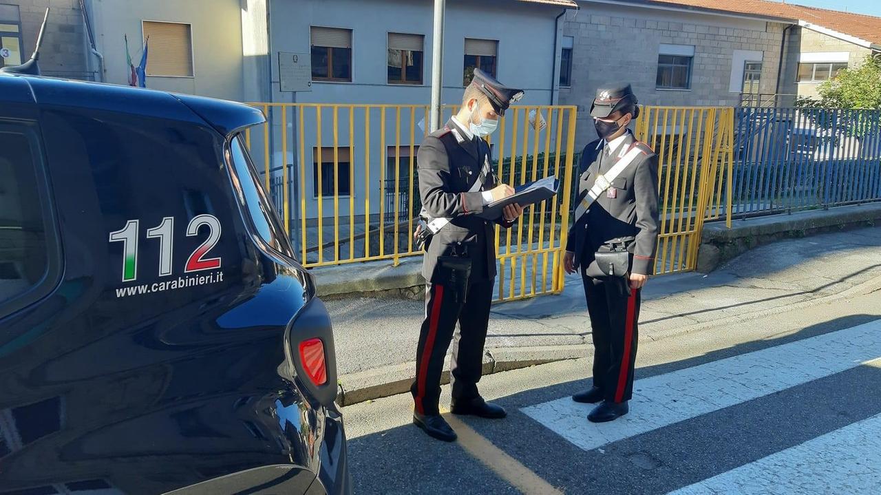 Prende a bastonate un'auto mettendo in fuga il guidatore: denunciato