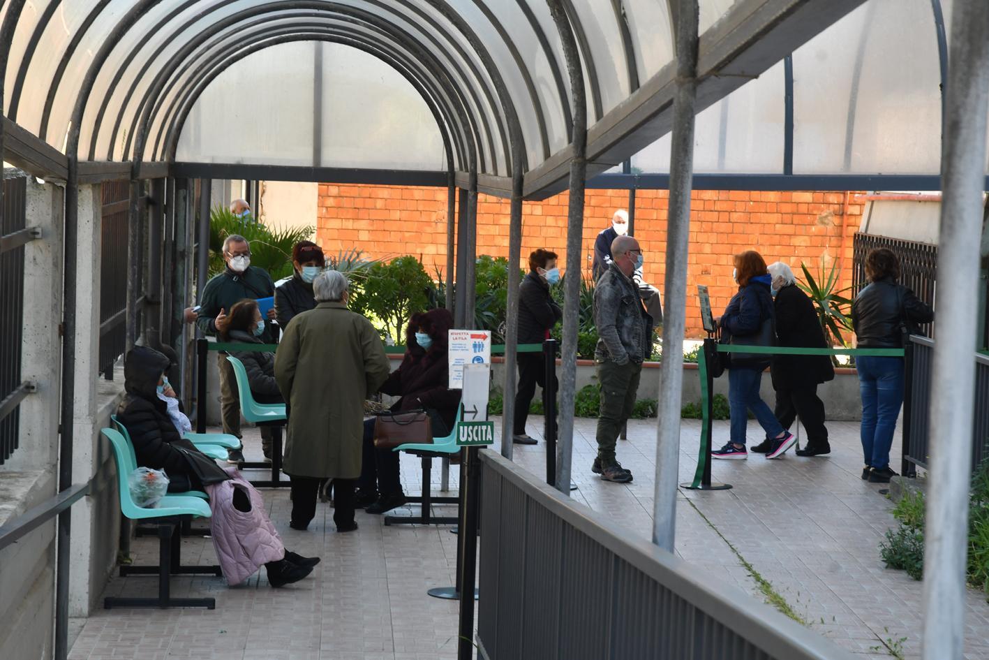 L'attesa per il vaccino (foto Francesco Pinna)