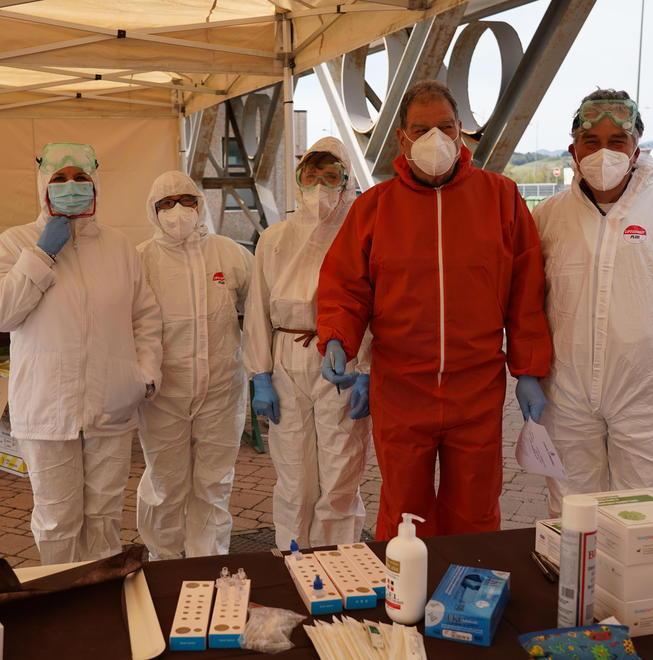 Il gruppo dei sanitari impiegati nei tamponi in auto (Foto Franco Silvi)