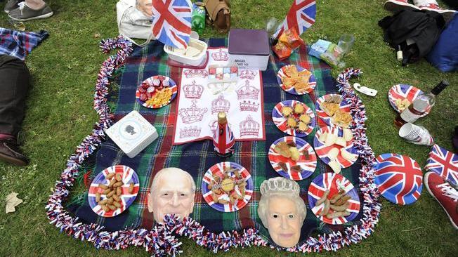 Spiragli in Gran Bretagna, regina apre parco reale ai picnic