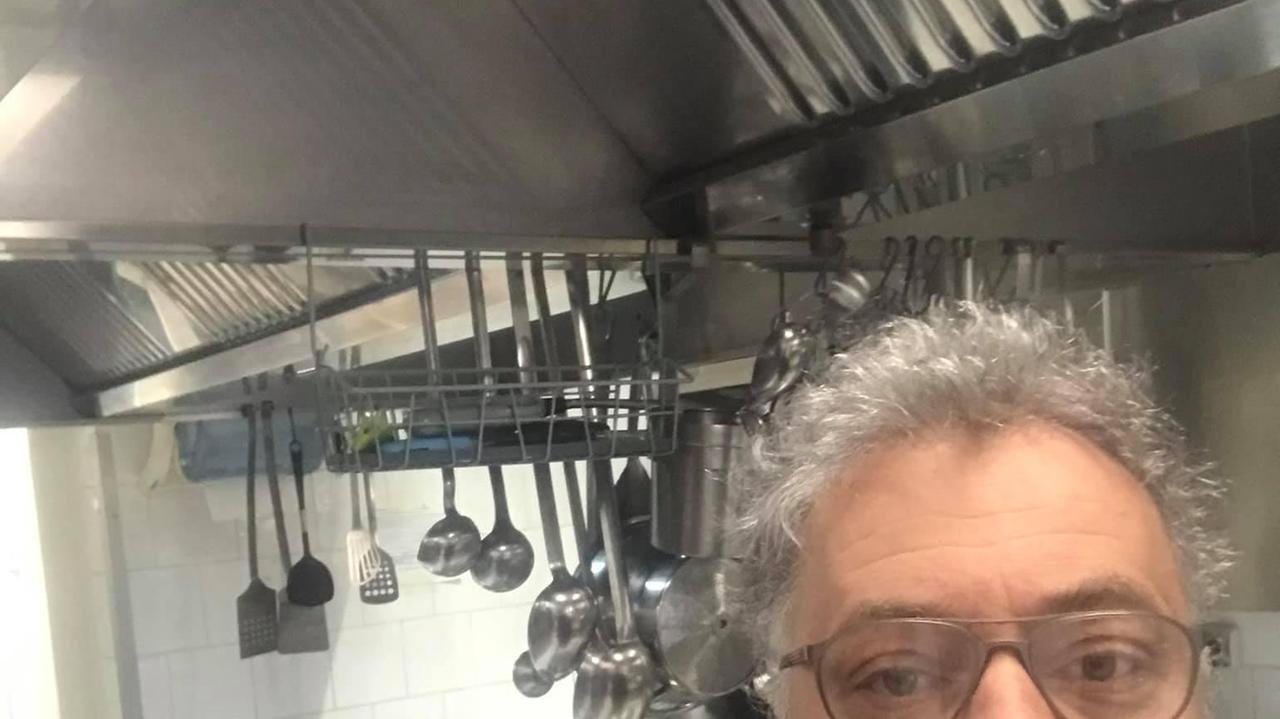 Il ristoratore toscano incatenato a Montecitorio: «Fatturato mancato e ristori ricevuti, ecco i miei conti»