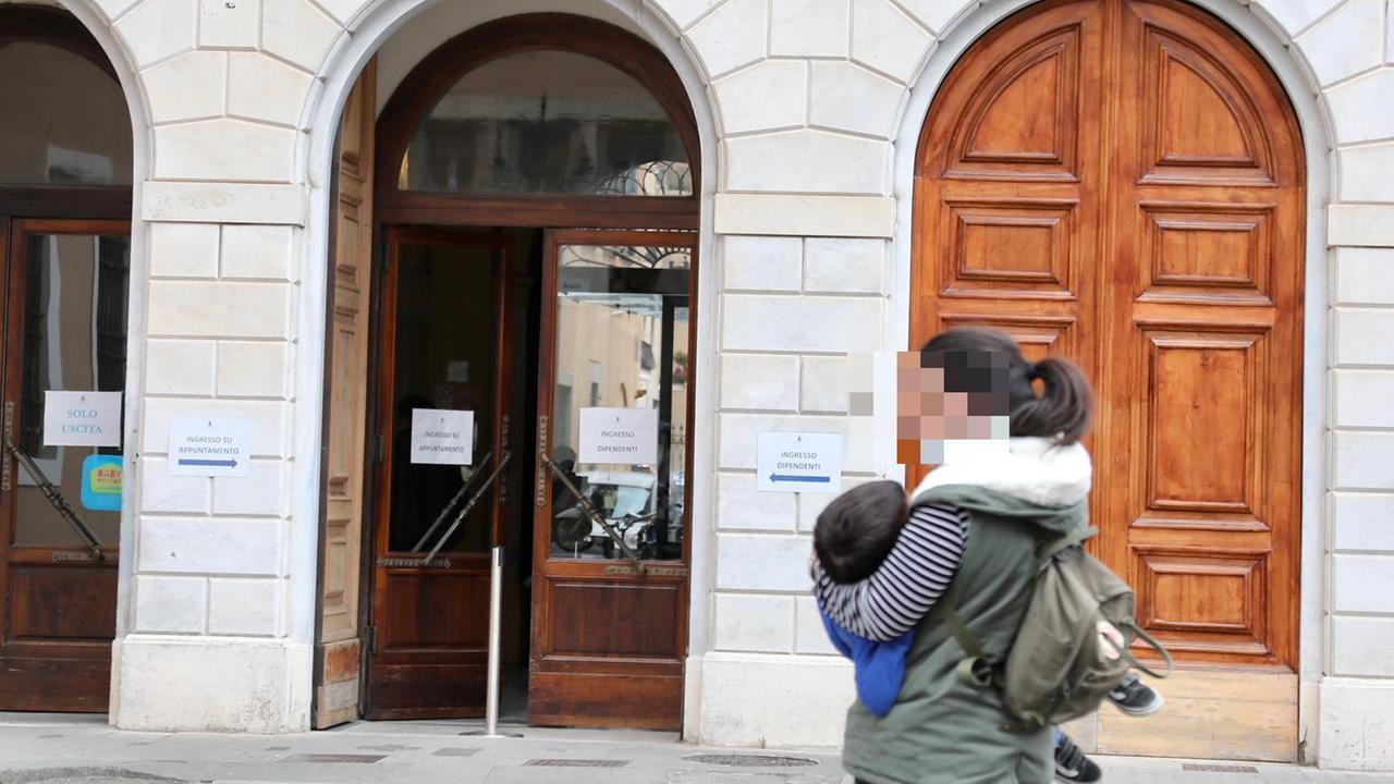 Una delle donne fuori dal municipio prima dell'incontro col sindaco di martedì 6 aprile (foto Marzi)