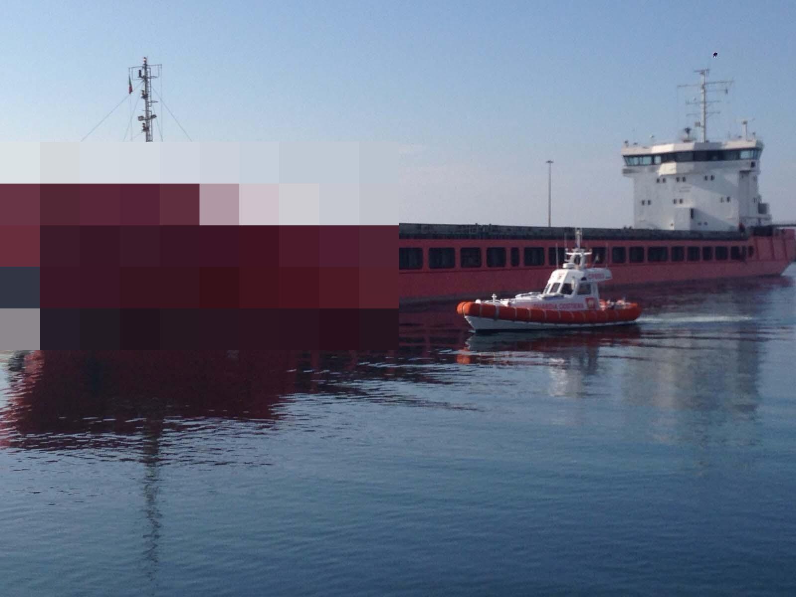 Una nave in porto, immagine di repertorio