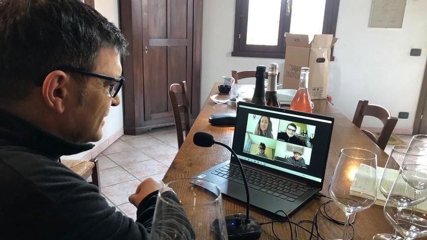 Bomporto: un computer, i vini e il cliente Il lambrusco si vende su Zoom
