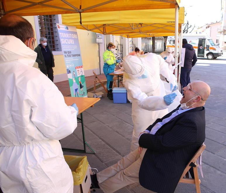 «Sindaco vaccinato: ma va sulle ambulanze?» 