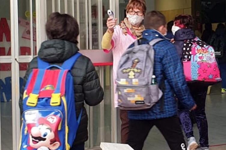 Alunni tutti in classe appassionatamente 