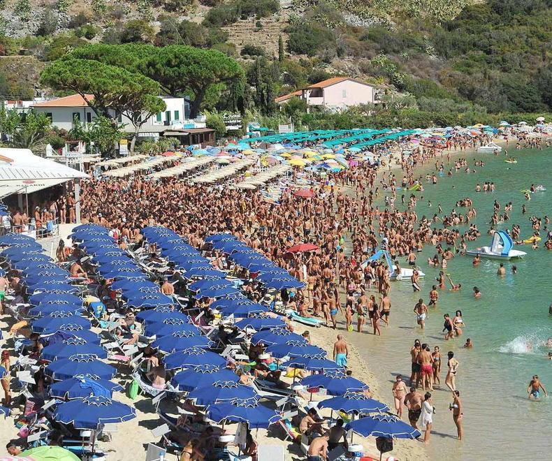 Domani in regalo la foto della spiaggia di Cavoli Colori, bagni e musica nel Ferragosto del 2009 