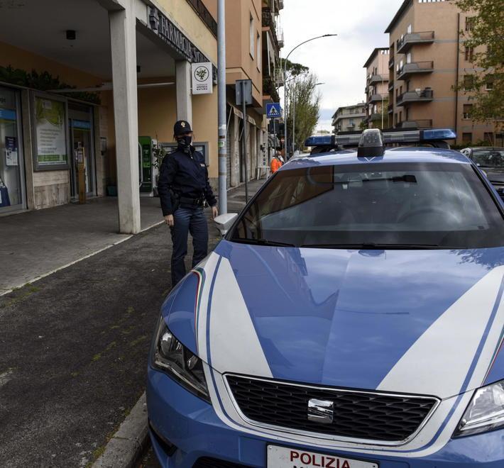 Tenta il colpo in farmacia, fugge e viene preso 