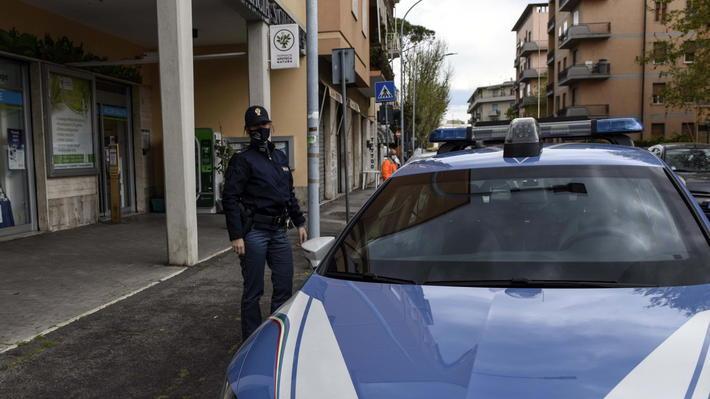 Tenta il colpo in farmacia, fugge e viene preso