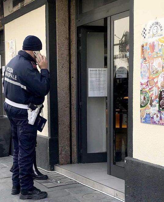 Bar chiuso e vendita vietata di alcolici al supermercato 